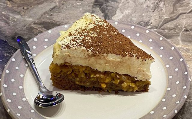 Obrácený jablečný koláč s pudinkovým krémem a šlehačkou