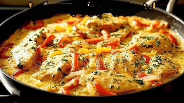 Krémové kuřecí plátky se zeleninou, podávané s česnekovo-cibulkovou kaší