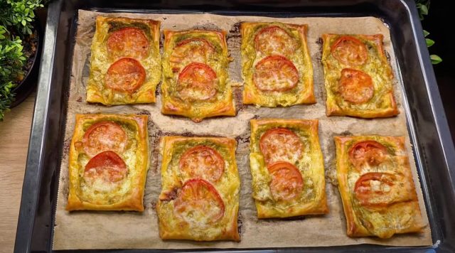 Caprese z listového těsta s pestem a mozzarellou – křupavá variace klasiky