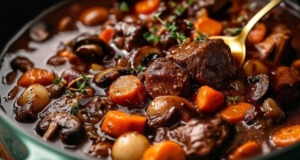 Pomalu dušené hovězí na víně s kořenovou zeleninou a krémovou bramborovou kaší