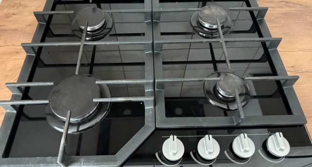 Čistá plynová varná deska se čtyřmi hořáky.