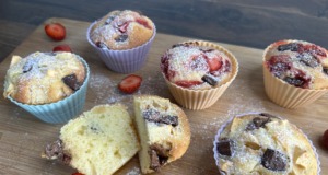 Jogurtové muffiny s ovocem a čokoládou Jogurtové muffiny s ovocem a čokoládou