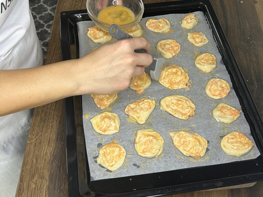 Jogurtovo-mrkvové šneky s krémovým sýrem