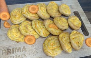 Jogurtovo-mrkvové šneky s krémovým sýrem Jogurtovo-mrkvové šneky s krémovým sýrem