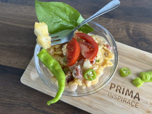 Rychlá večeře z knedlíku, vejce a slaniny