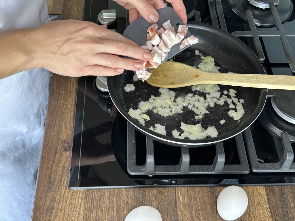 Rychlá večeře z knedlíku, vejce a slaniny