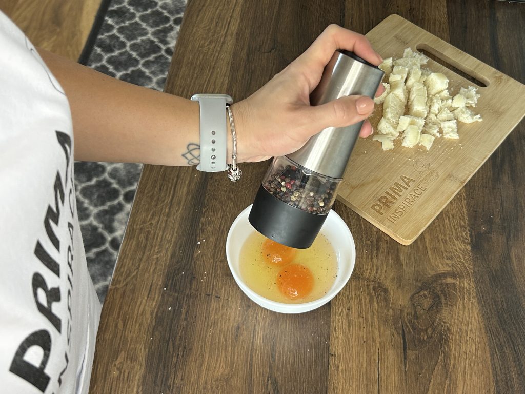 Rychlá večeře z knedlíku, vejce a slaniny