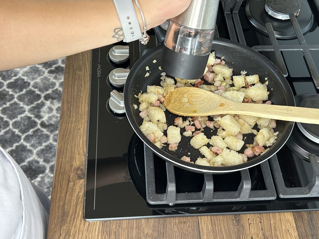 Rychlá večeře z knedlíku, vejce a slaniny