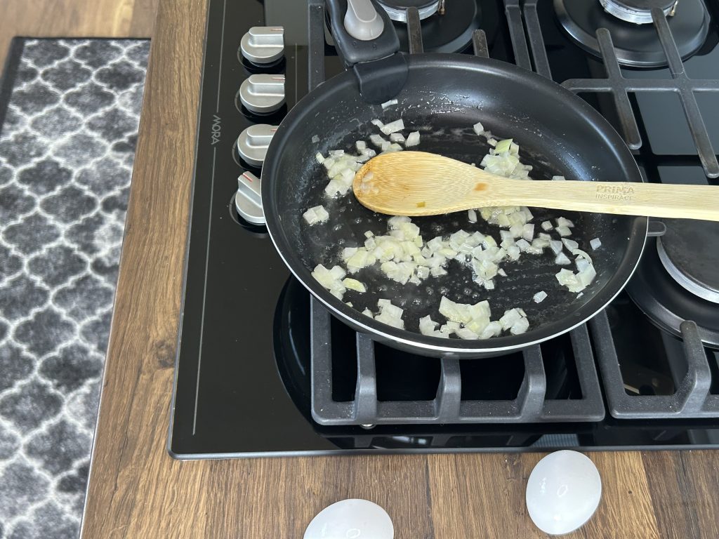 Rychlá večeře z knedlíku, vejce a slaniny