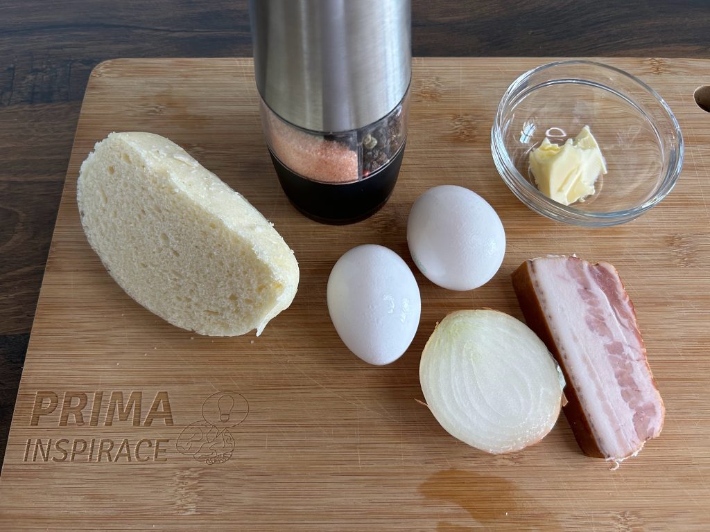 Rychlá večeře z knedlíku, vejce a slaniny