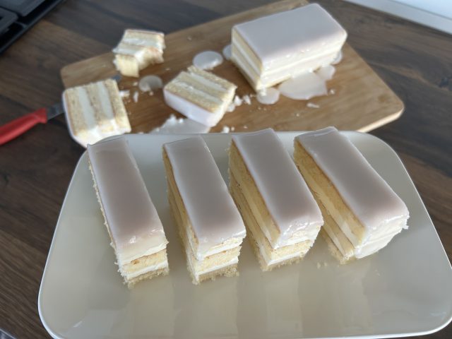 Krémové citronové řezy: Nadýchaný piškot s citronovým krémem a sladkou polevou Krémové citronové řezy: Nadýchaný piškot s citronovým krémem a sladkou polevou