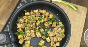 Křupavé tofu v pikantní medové omáčce – expresní večeře Křupavé tofu v pikantní medové omáčce – expresní večeře