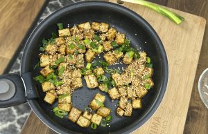 Křupavé tofu v pikantní medové omáčce – expresní večeře Křupavé tofu v pikantní medové omáčce – expresní večeře