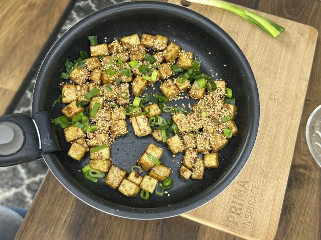 Křupavé tofu v pikantní medové omáčce – expresní večeře