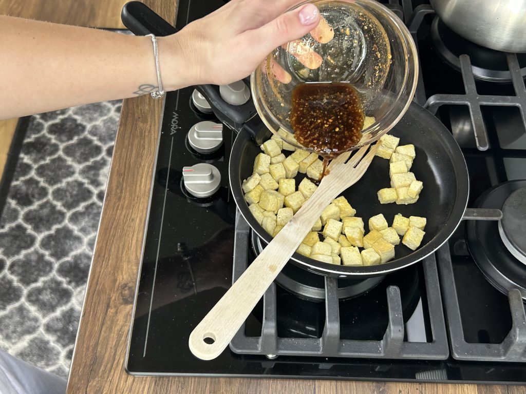 Křupavé tofu v pikantní medové omáčce – expresní večeře
