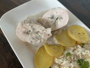 Kuřecí prsa plněná žampiony a mozzarellou v česnekové omáčce