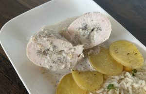 Kuřecí prsa plněná žampiony a mozzarellou v česnekové omáčce