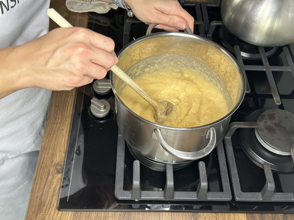 Máte hodně jablek a málo času? Připravte si nepečený jablečný dort!