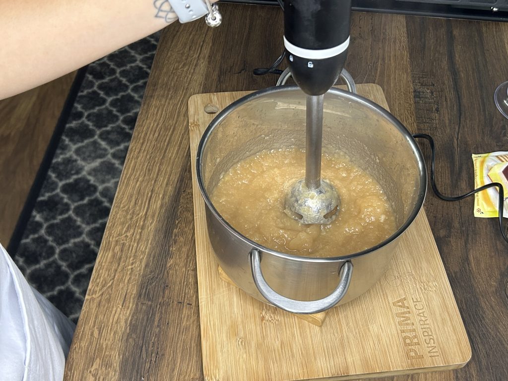 Máte hodně jablek a málo času? Připravte si nepečený jablečný dort!