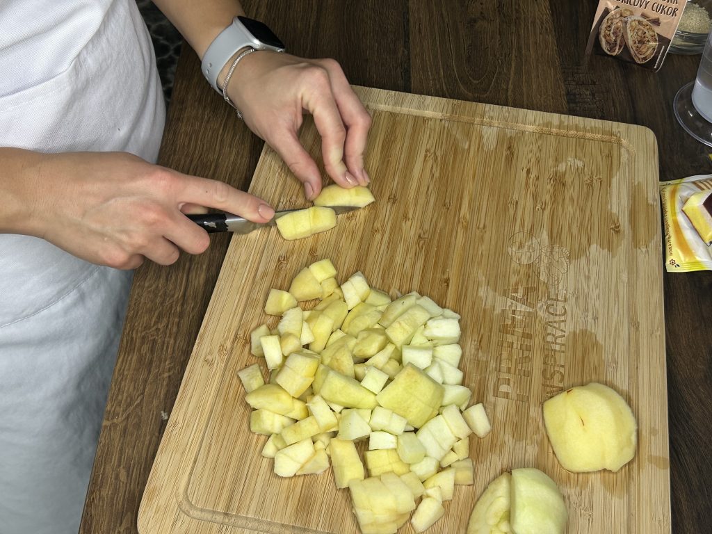 Máte hodně jablek a málo času? Připravte si nepečený jablečný dort!