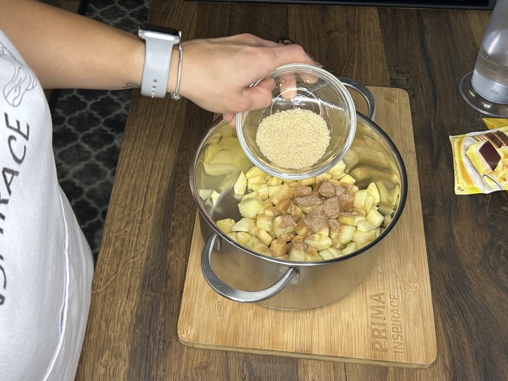 Máte hodně jablek a málo času? Připravte si nepečený jablečný dort!