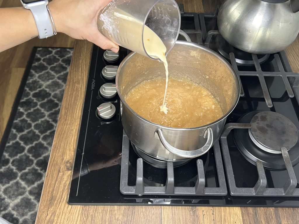 Máte hodně jablek a málo času? Připravte si nepečený jablečný dort!