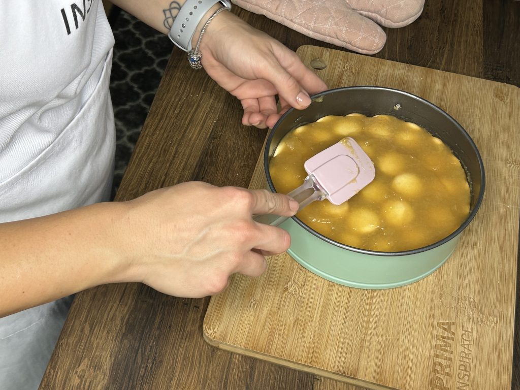 Máte hodně jablek a málo času? Připravte si nepečený jablečný dort!