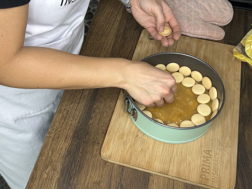 Máte hodně jablek a málo času? Připravte si nepečený jablečný dort!