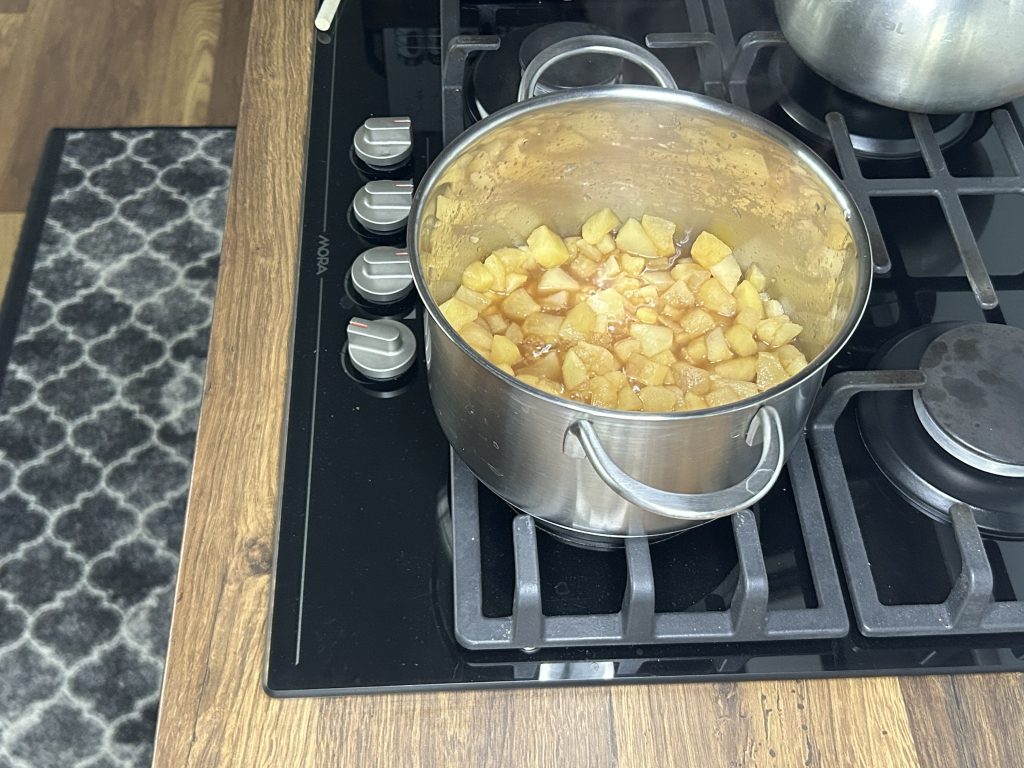 Máte hodně jablek a málo času? Připravte si nepečený jablečný dort!