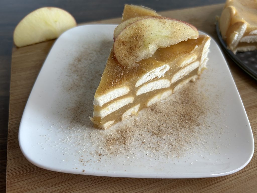 Máte hodně jablek a málo času? Připravte si nepečený jablečný dort!