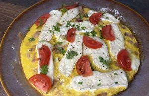 Omeleta s hermelínem a slaninkou Omeleta s hermelínem a slaninkou