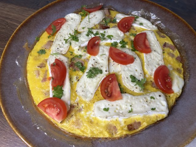 Omeleta s hermelínem a slaninkou