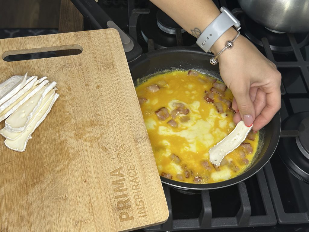 Omeleta s hermelínem a slaninkou