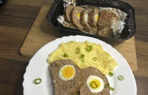 Pečená sekaná plněná vařenými vejci Pečená sekaná plněná vařenými vejci