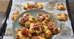 Pizza květiny se sýrem, párky a rajčaty Pizza květiny se sýrem, párky a rajčaty