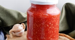 Rajčata s křenem a česnekem na zimu: Pikantní záložka plná chuti a tradiční síly Rajčata s křenem.