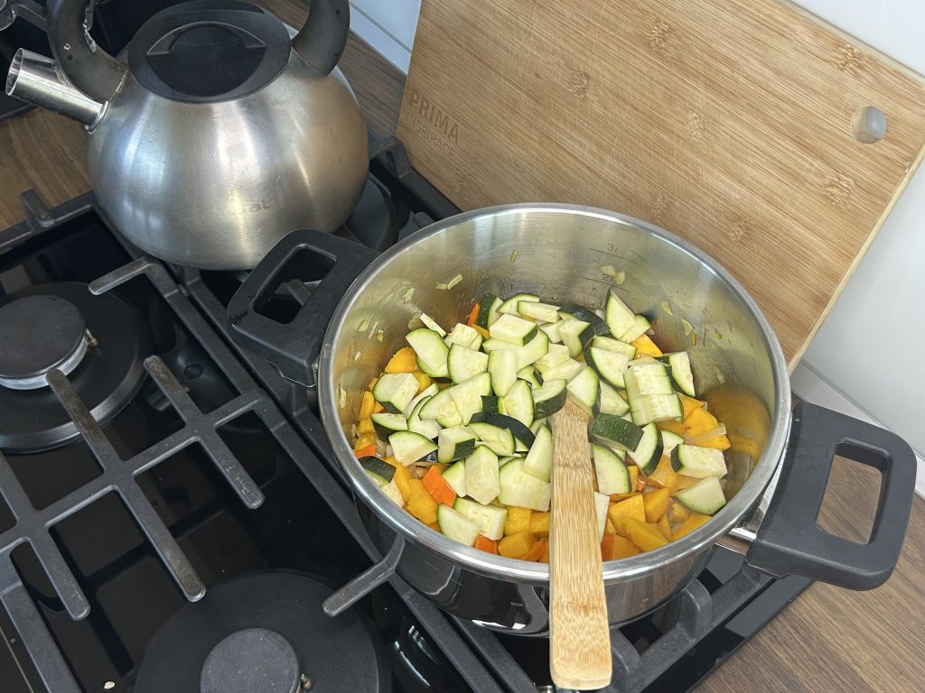 Rajčatovo-zeleninová omáčka s kuřecími stehny – snadný a chutný recept