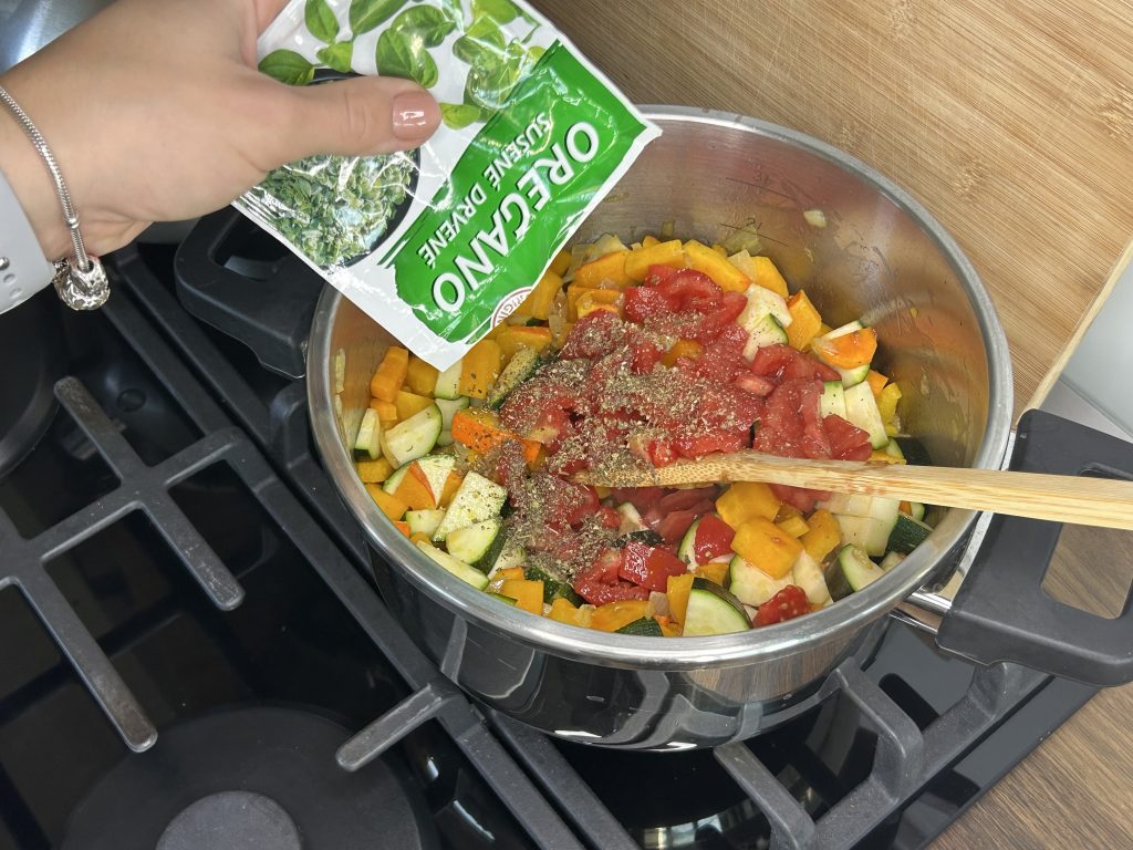 Rajčatovo-zeleninová omáčka s kuřecími stehny – snadný a chutný recept