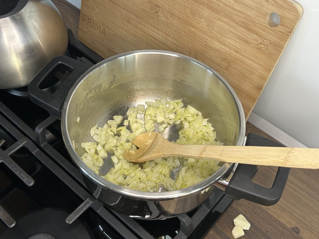 Rajčatovo-zeleninová omáčka s kuřecími stehny – snadný a chutný recept