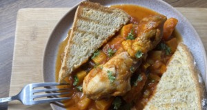 Rajčatovo-zeleninová omáčka s kuřecími stehny – snadný a chutný recept