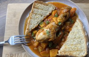 Rajčatovo-zeleninová omáčka s kuřecími stehny – snadný a chutný recept