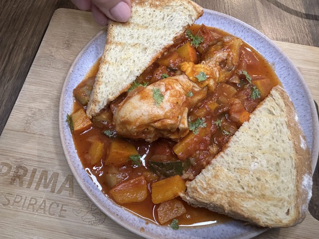 Rajčatovo-zeleninová omáčka s kuřecími stehny – snadný a chutný recept