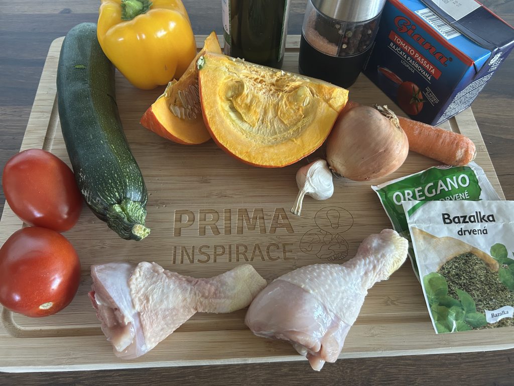 Rajčatovo-zeleninová omáčka s kuřecími stehny – snadný a chutný recept