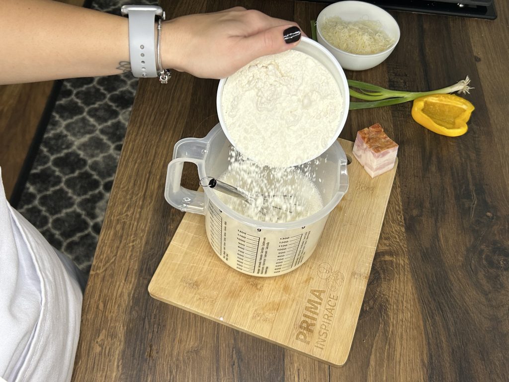 Slaná palačinka se zeleninou, slaninou a sýrem - rychlá a neodolatelná večeře z trouby