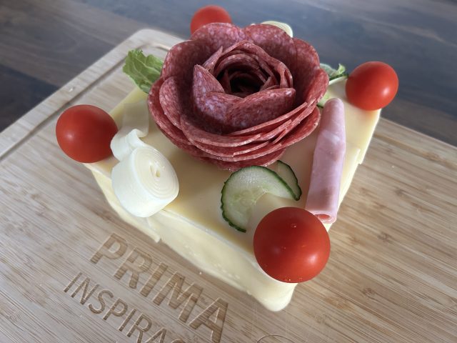 Slaný dort z toustového chleba00007 Očekáváte hosty? Připravte jim slaný dort z toustového chleba