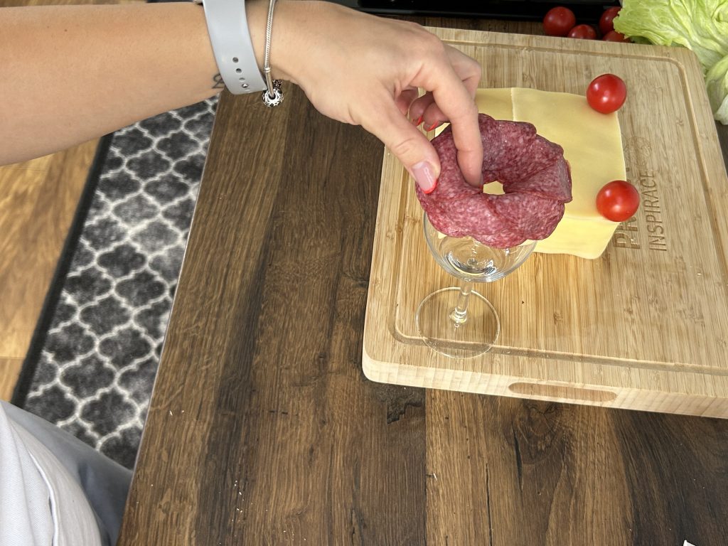 Očekáváte hosty? Připravte jim slaný dort z toustového chleba