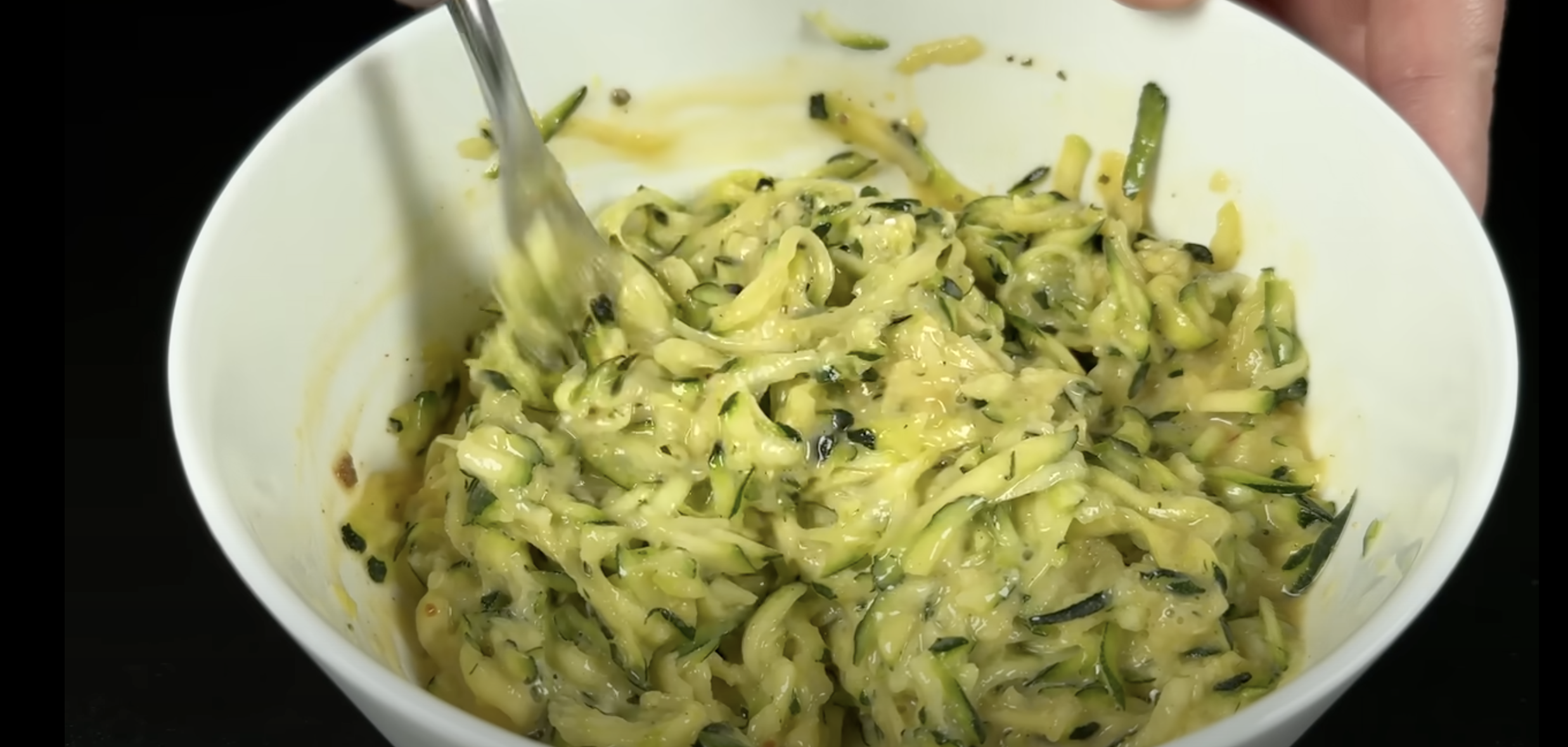 Nastrouhaná cuketa smíchaná s vejcem.