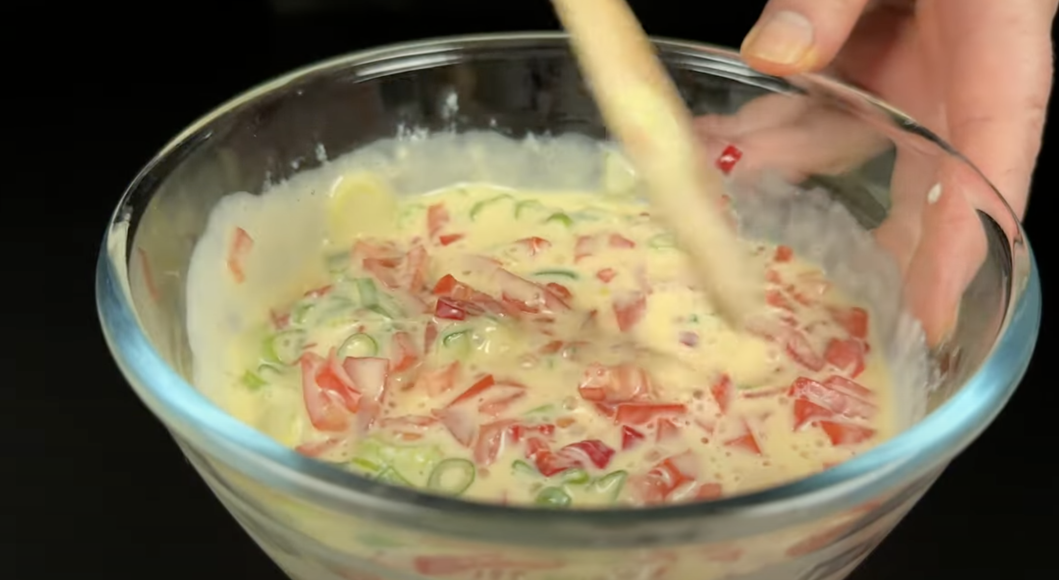 Směs zeleniny a vajec v míse.