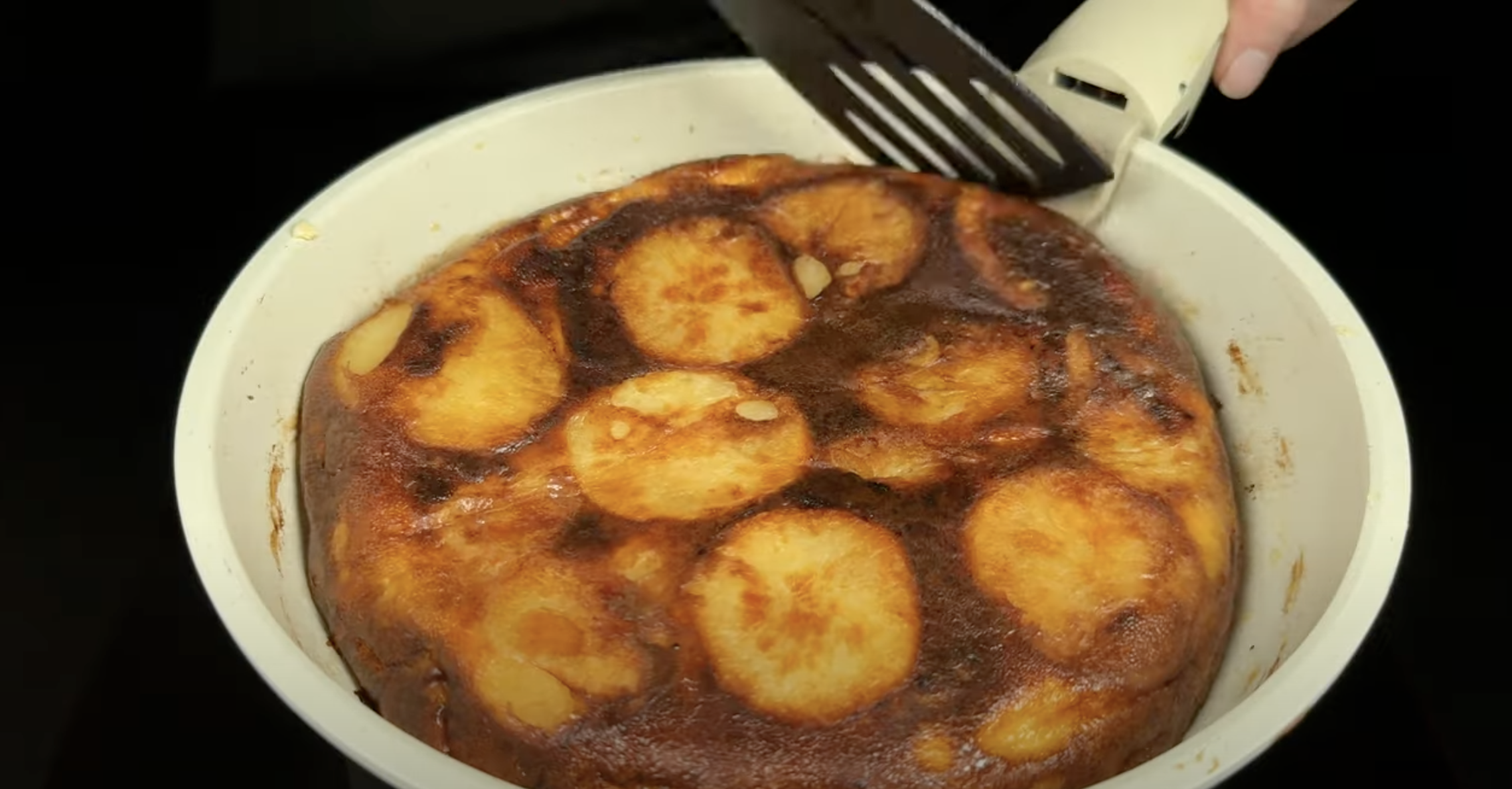 Smažená placička na pánvi.