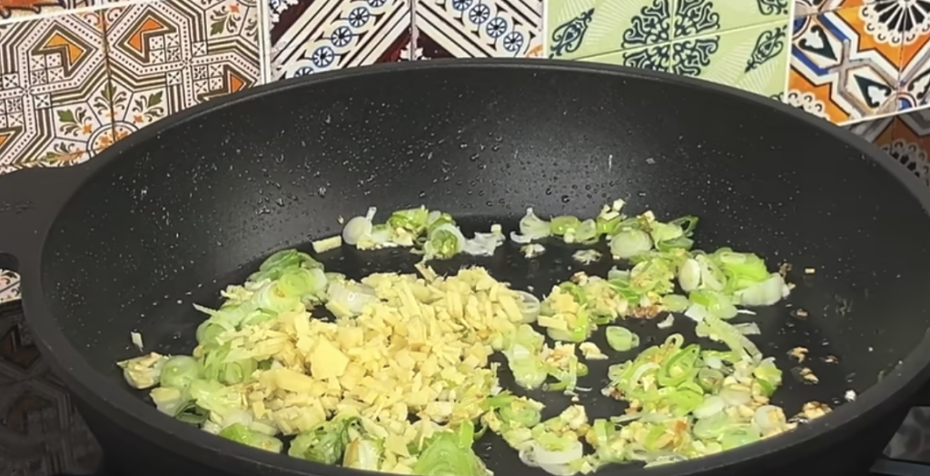 Krevety v aromatické česnekovo-zázvorové omáčce se sójovou a ústřicovou omáčkou